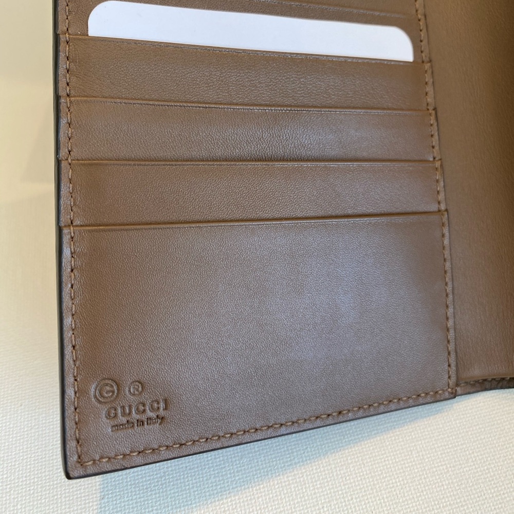 Brand New:  Gucci GG Logo Vertical Passport Case - Picture 3 of 8